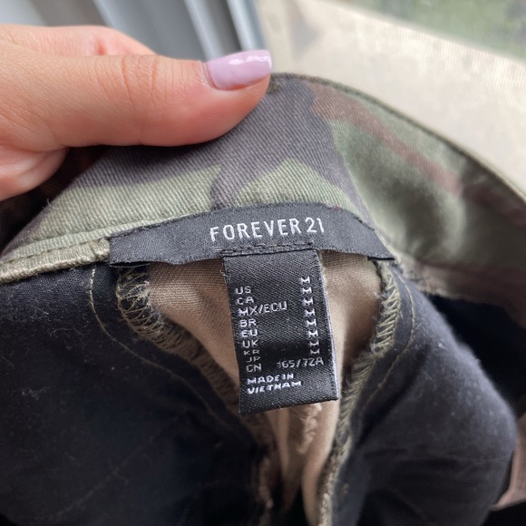 Camo Cargo Pants, size Medium, no damage. - Picture 2 of 4